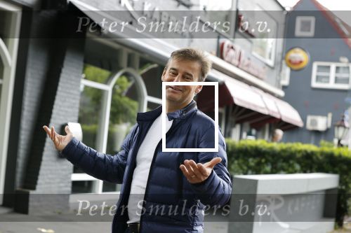 Soest 12 mei 2020
Wilfred Genee gaat vanuit zijn huis naar de plaatselijke kapper. IVM corona waren de kapasalons 2 maanden gesloten .