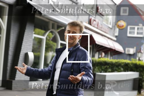 Soest 12 mei 2020
Wilfred Genee gaat vanuit zijn huis naar de plaatselijke kapper. IVM corona waren de kapasalons 2 maanden gesloten .