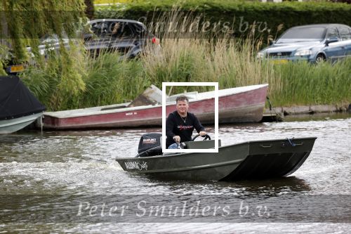 Westzaan 13 mei 2020
Wolter Kroes en zijn zoon Tom varen in een boot bij hun huis