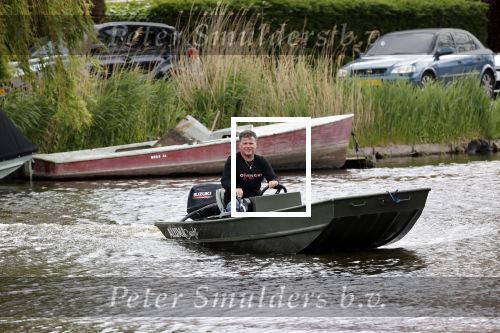 Westzaan 13 mei 2020
Wolter Kroes en zijn zoon Tom varen in een boot bij hun huis