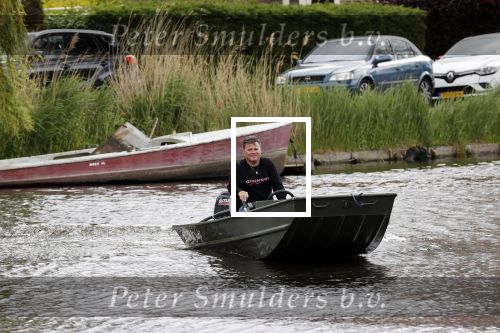 Westzaan 13 mei 2020
Wolter Kroes en zijn zoon Tom varen in een boot bij hun huis