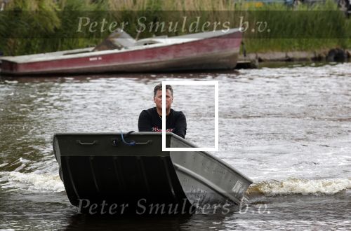 Westzaan 13 mei 2020
Wolter Kroes en zijn zoon Tom varen in een boot bij hun huis