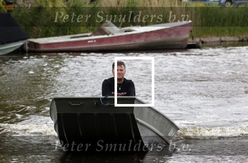 Westzaan 13 mei 2020
Wolter Kroes en zijn zoon Tom varen in een boot bij hun huis