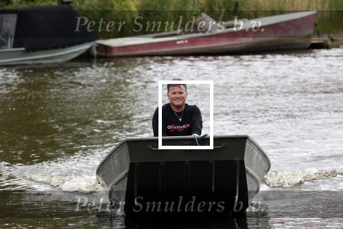Westzaan 13 mei 2020
Wolter Kroes en zijn zoon Tom varen in een boot bij hun huis