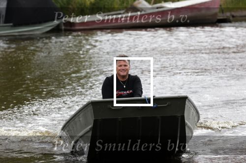 Westzaan 13 mei 2020
Wolter Kroes en zijn zoon Tom varen in een boot bij hun huis