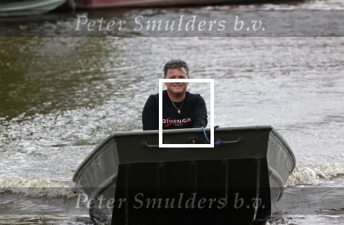 Westzaan 13 mei 2020
Wolter Kroes en zijn zoon Tom varen in een boot bij hun huis