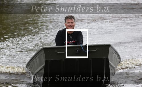 Westzaan 13 mei 2020
Wolter Kroes en zijn zoon Tom varen in een boot bij hun huis