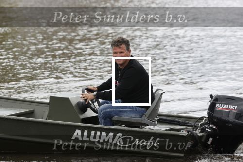 Westzaan 13 mei 2020
Wolter Kroes en zijn zoon Tom varen in een boot bij hun huis