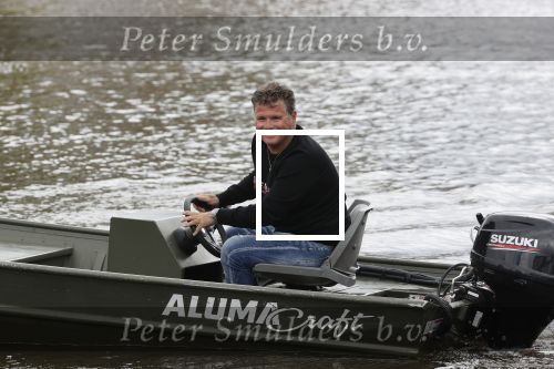 Westzaan 13 mei 2020
Wolter Kroes en zijn zoon Tom varen in een boot bij hun huis