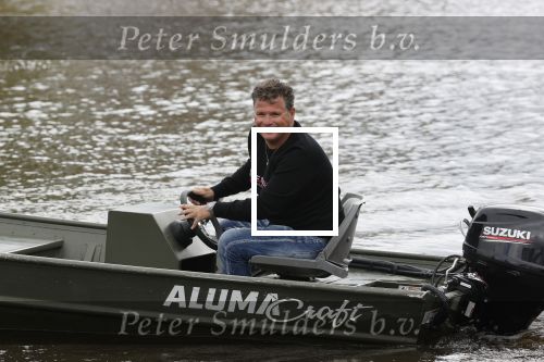 Westzaan 13 mei 2020
Wolter Kroes en zijn zoon Tom varen in een boot bij hun huis