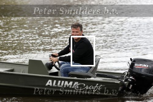 Westzaan 13 mei 2020
Wolter Kroes en zijn zoon Tom varen in een boot bij hun huis
