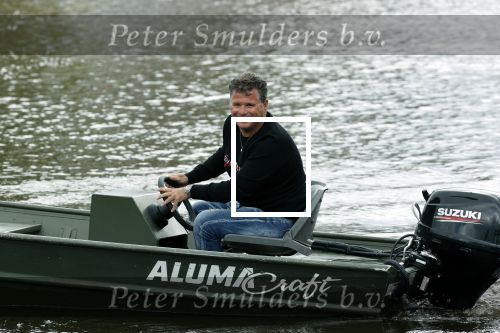 Westzaan 13 mei 2020
Wolter Kroes en zijn zoon Tom varen in een boot bij hun huis