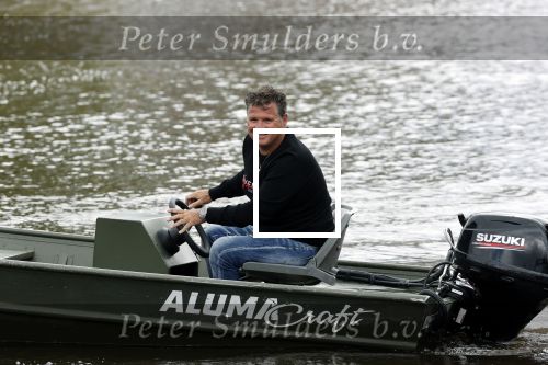 Westzaan 13 mei 2020
Wolter Kroes en zijn zoon Tom varen in een boot bij hun huis