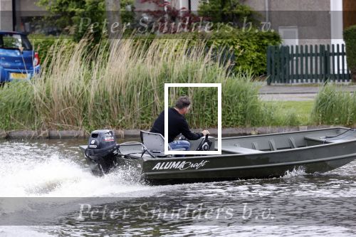 Westzaan 13 mei 2020
Wolter Kroes en zijn zoon Tom varen in een boot bij hun huis