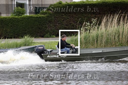 Westzaan 13 mei 2020
Wolter Kroes en zijn zoon Tom varen in een boot bij hun huis