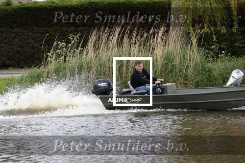 Westzaan 13 mei 2020
Wolter Kroes en zijn zoon Tom varen in een boot bij hun huis