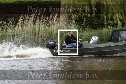 Westzaan 13 mei 2020
Wolter Kroes en zijn zoon Tom varen in een boot bij hun huis