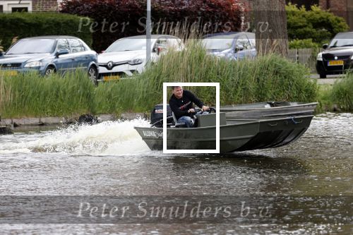 Westzaan 13 mei 2020
Wolter Kroes en zijn zoon Tom varen in een boot bij hun huis