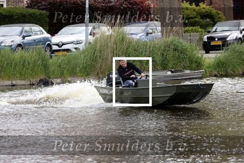 Westzaan 13 mei 2020
Wolter Kroes en zijn zoon Tom varen in een boot bij hun huis