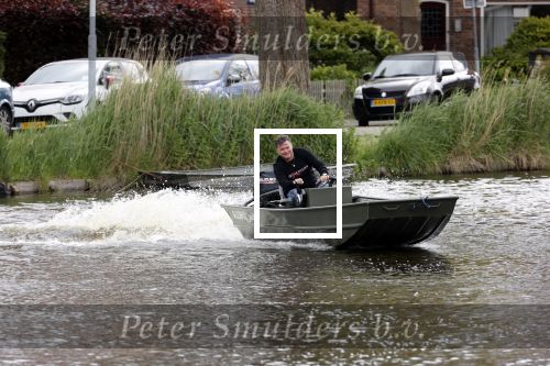 Westzaan 13 mei 2020
Wolter Kroes en zijn zoon Tom varen in een boot bij hun huis