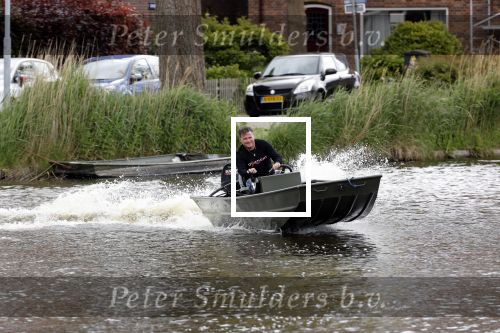 Westzaan 13 mei 2020
Wolter Kroes en zijn zoon Tom varen in een boot bij hun huis
