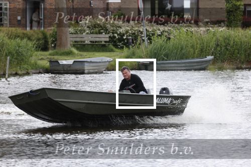 Westzaan 13 mei 2020
Wolter Kroes en zijn zoon Tom varen in een boot bij hun huis