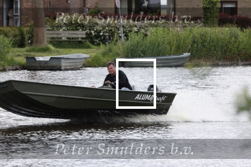 Westzaan 13 mei 2020
Wolter Kroes en zijn zoon Tom varen in een boot bij hun huis