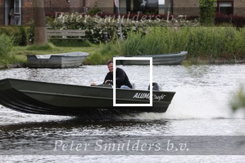 Westzaan 13 mei 2020
Wolter Kroes en zijn zoon Tom varen in een boot bij hun huis
