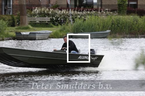 Westzaan 13 mei 2020
Wolter Kroes en zijn zoon Tom varen in een boot bij hun huis