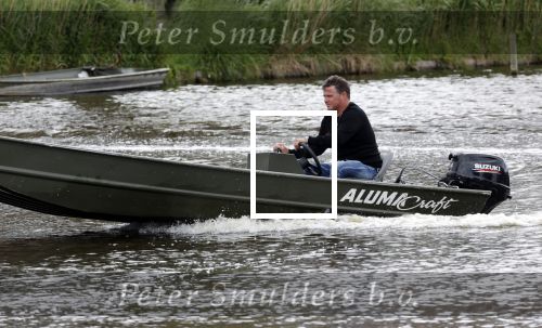 Westzaan 13 mei 2020
Wolter Kroes en zijn zoon Tom varen in een boot bij hun huis