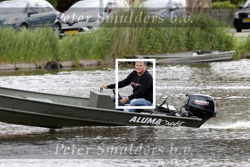 Westzaan 13 mei 2020
Wolter Kroes en zijn zoon Tom varen in een boot bij hun huis