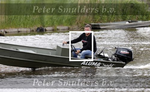 Westzaan 13 mei 2020
Wolter Kroes en zijn zoon Tom varen in een boot bij hun huis
