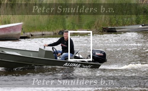 Westzaan 13 mei 2020
Wolter Kroes en zijn zoon Tom varen in een boot bij hun huis