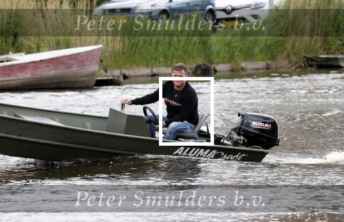 Westzaan 13 mei 2020
Wolter Kroes en zijn zoon Tom varen in een boot bij hun huis