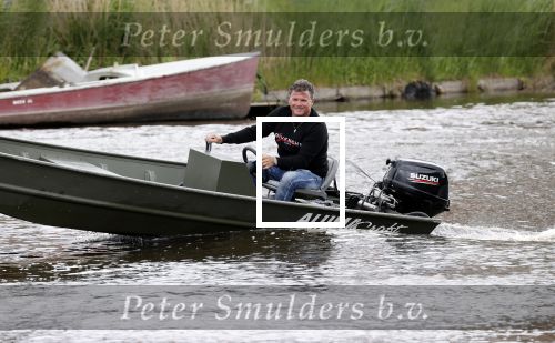 Westzaan 13 mei 2020
Wolter Kroes en zijn zoon Tom varen in een boot bij hun huis