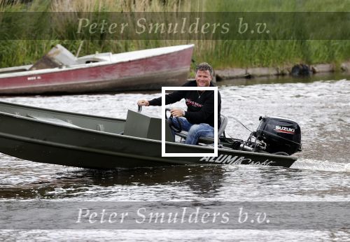 Westzaan 13 mei 2020
Wolter Kroes en zijn zoon Tom varen in een boot bij hun huis