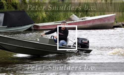 Westzaan 13 mei 2020
Wolter Kroes en zijn zoon Tom varen in een boot bij hun huis
