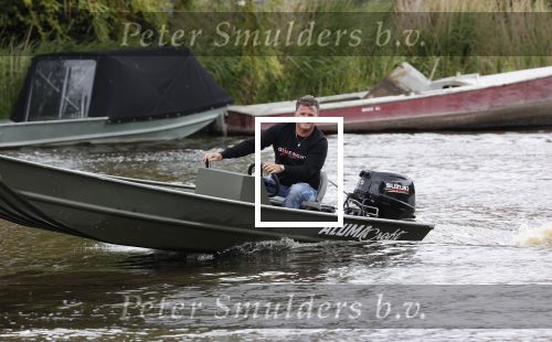 Westzaan 13 mei 2020
Wolter Kroes en zijn zoon Tom varen in een boot bij hun huis