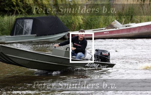 Westzaan 13 mei 2020
Wolter Kroes en zijn zoon Tom varen in een boot bij hun huis