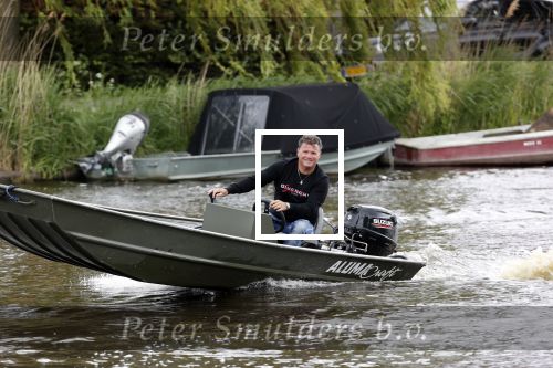 Westzaan 13 mei 2020
Wolter Kroes en zijn zoon Tom varen in een boot bij hun huis