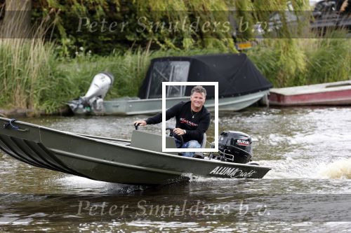 Westzaan 13 mei 2020
Wolter Kroes en zijn zoon Tom varen in een boot bij hun huis