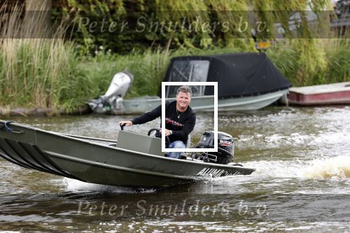 Westzaan 13 mei 2020
Wolter Kroes en zijn zoon Tom varen in een boot bij hun huis