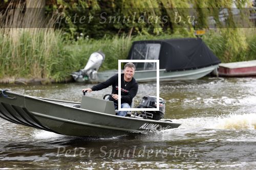 Westzaan 13 mei 2020
Wolter Kroes en zijn zoon Tom varen in een boot bij hun huis