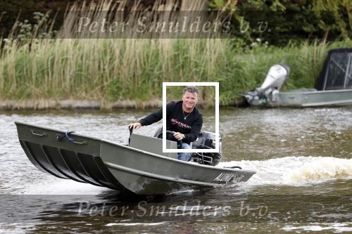 Westzaan 13 mei 2020
Wolter Kroes en zijn zoon Tom varen in een boot bij hun huis