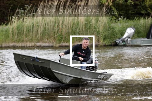 Westzaan 13 mei 2020
Wolter Kroes en zijn zoon Tom varen in een boot bij hun huis