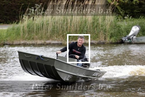 Westzaan 13 mei 2020
Wolter Kroes en zijn zoon Tom varen in een boot bij hun huis