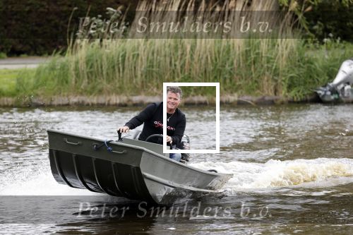 Westzaan 13 mei 2020
Wolter Kroes en zijn zoon Tom varen in een boot bij hun huis