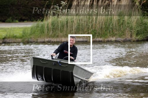 Westzaan 13 mei 2020
Wolter Kroes en zijn zoon Tom varen in een boot bij hun huis