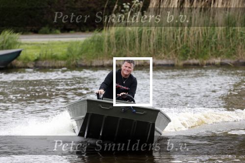 Westzaan 13 mei 2020
Wolter Kroes en zijn zoon Tom varen in een boot bij hun huis