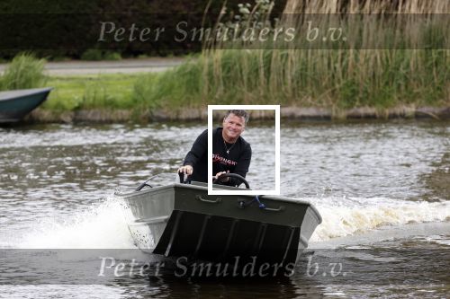Westzaan 13 mei 2020
Wolter Kroes en zijn zoon Tom varen in een boot bij hun huis